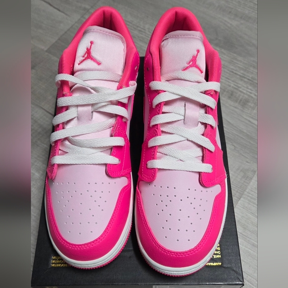 Jordan 1 Valentines Day - Picture 3 of 5